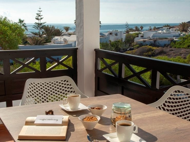 FKK-Urlaub mit Miramare Reisen - Castillo de Papagayo Lanzarote Frühstück auf dem FKK Balkon
